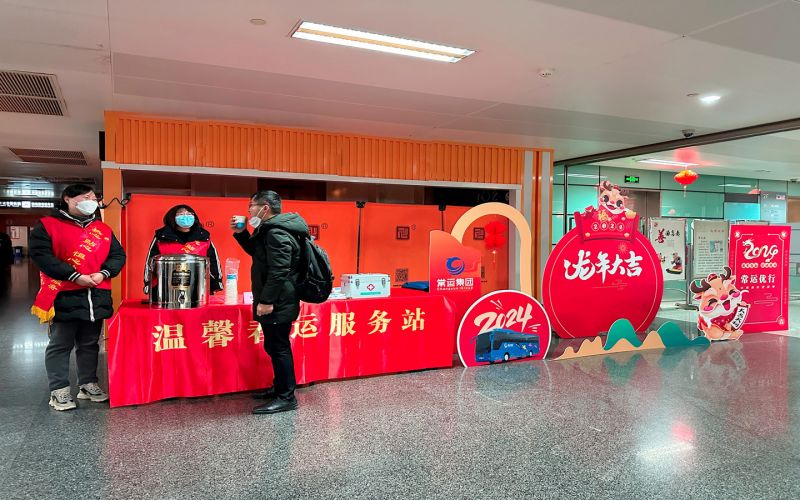 平靜的旅途中，熟悉的溫馨依舊 ——春運(yùn)路上的暖心服務(wù)