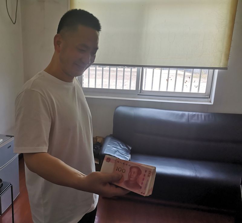 點(diǎn)贊！拾金不昧好的哥 萬元現(xiàn)金物歸原主